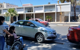 Rampas Inutilizadas: autos estacionan sobre las rampas en la Avenida Libertador