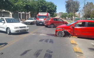 Fuerte choque en Capital entre dos autos dejó a un hombre hospitalizado