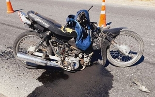 Una moto chocó de atrás a un tractor y terminó aplastada