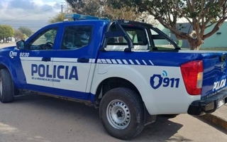 Un hombre empujó a un policía desde un techo para evitar ser arrestado