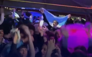 Egresados cantaron a los gritos la Marcha Malvinas en una fiesta y emocionaron a todos