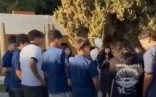 Globos y un minuto de silencio: así despidieron al chico que murió tras la caída de un arco