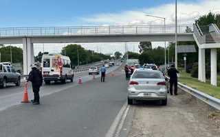 Trabajadores de la Circunvalación salvaron a una mujer que se tiró de una pasarela