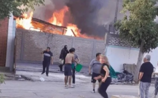 Un voraz incendio destruyó una carpintería y afectó una casa en Rivadavia