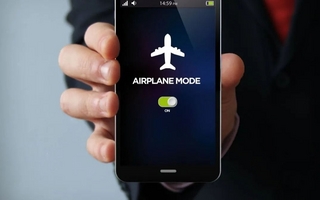 Por qué activar el modo avión y no apagarlo justo al aterrizar, según pilotos