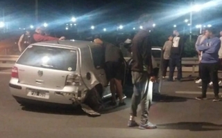 Internaron de urgencia a un hombre tras chocar contra un muro de contención