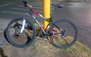 Buscan a un auto que se dio a la fuga tras chocar a un ciclista