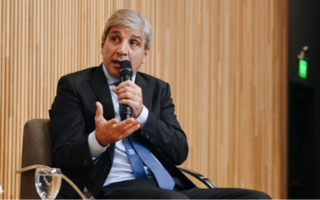 Caputo admitió ante inversores posibles cambios en el régimen cambiario 