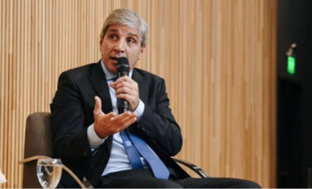 Caputo admitió ante inversores posibles cambios en el régimen cambiario 