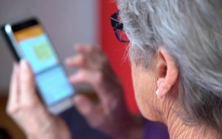 Yerno le cobraba 20 mil pesos por bajar y subir brillo de celular a su suegra