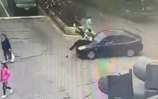 Un hombre que manejaba en ojotas chocó a tres mujeres: una está grave