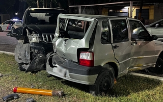 Una camioneta chocó un Fiat Uno y causó destrozos en el paseo peatonal