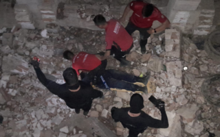 Un policía cayó en un pozo de cuatro metros durante persecución en calle Maradona