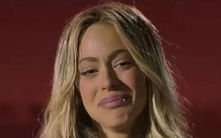 Por qué Tini Stoessel lloró desconsolada en pleno show