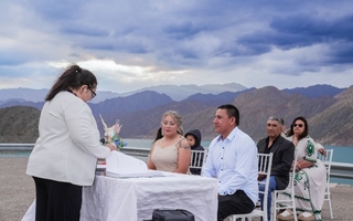 Amor frente al dique: una pareja sanjuanina se casó en el Punta Negra
