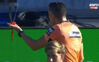 Detuvieron al hincha que arrojó un martillo al árbitro en pleno partido