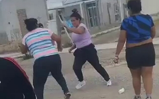 Una violenta pelea entre mujeres, en el barrio Sierras de Marquesado, fue grabada