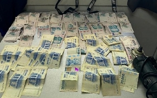 Caminaba por la calle y lo atraparon con más de $1.3 millones robados