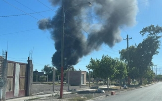 Alarma en Chimbas tras incendiarse acopio de cubiertas afuera de Federico Hnos