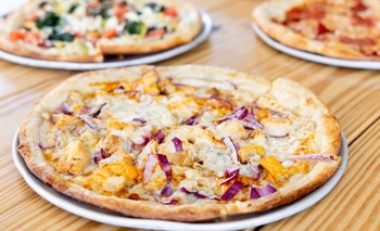 Una pizzería de San Juan prepara una noche con 2x1 y pizza en vivo