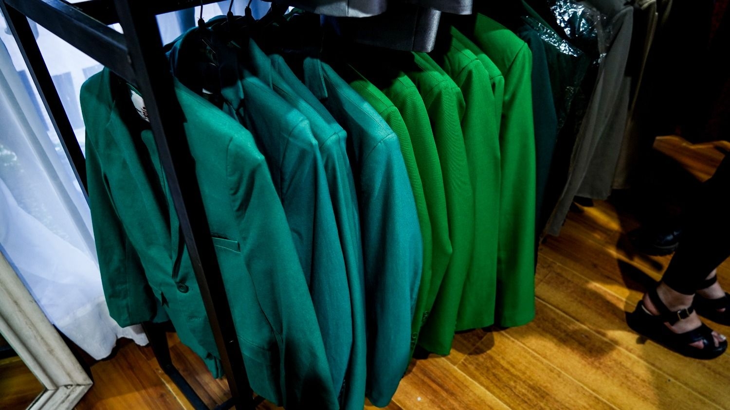 Los hombres también optan por el verde pistacho para sus trajes. Foto: DIARIO HUARPE