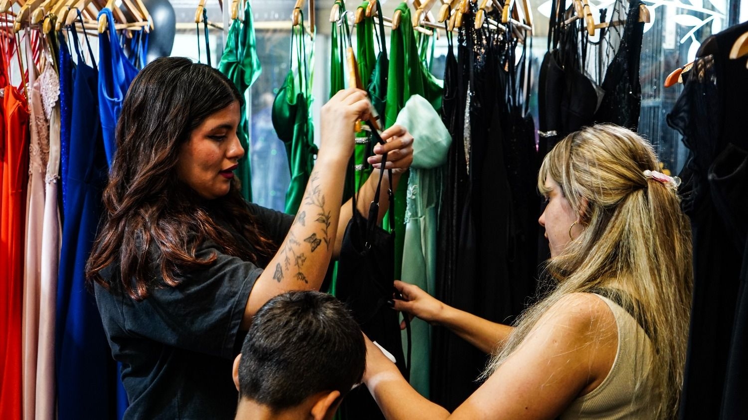 Familias sanjuaninas eligen alquilar su ropa de gala en lugar de comprar. Foto: DIARIO HUARPE