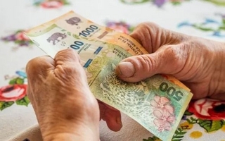 Un cuarto de la población de ingresos bajos se endeudó para mantener el hogar en el primer semestre