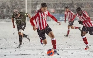 La final de un partido canadiense se disputó en plena nevada y se hizo viral