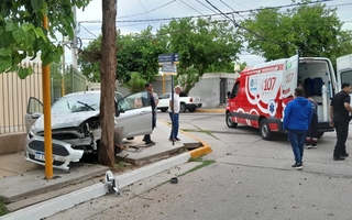 Fuerte choque en Santa Lucía: un auto se estrelló contra un árbol