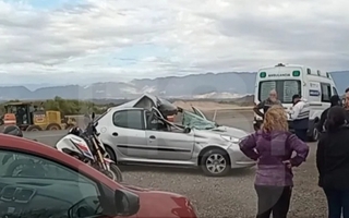 Un camión hizo una mala maniobra y casi aplasta a un auto en Ruta 40