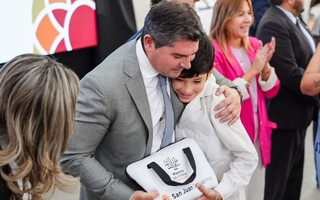 Orrego entregó más de dos mil netbooks a estudiantes de Rivadavia