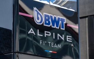 Crece la teoría del espionaje en Alpine tras un misterioso ingreso a su sede