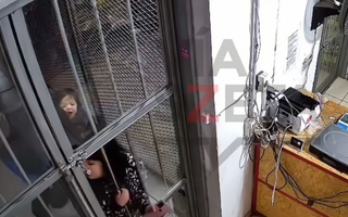 Video: atacó a una mujer con su bebé en brazos para robarle el celular