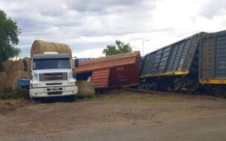 Un camión no vio que venía el tren y fue impactado sobre las vías