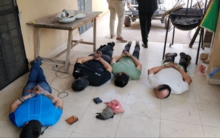 Detuvieron a jefes policiales por usar a presos y agentes como albañiles en una casa.