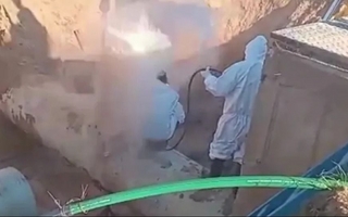 Video: una fuerte explosión de un caño de agua hirió a dos trabajadores