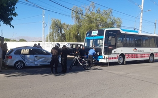 Colectivo y auto chocaron en Maipú y América del Sur: tres heridos leves