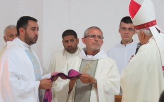 Quién es Victor Hugo Gallardo, el párroco "aventurero" que llega a Chimbas