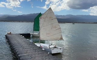 Dique de Ullum: lanzan una escuelita para enseñar a navegar a niños y adolecentes