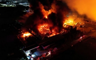 Volvió a activarse el fuego en el Parque Industrial que ardió en Ezeiza