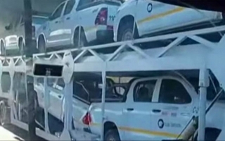 Un camión no midió bien y quedó atascado debajo de un puente