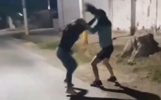 Cuatro mujeres se pelearon en el barrio La Estación y una fue apuñalada 10 veces