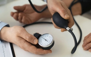 Caminar baja la presión y mejora el corazón: cuánto tiempo sugieren