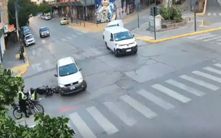 Video: un conductor alcoholizado huyó de un control y atropelló a un inspector