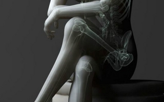 Cruzar las piernas: beneficios, riesgos y qué postura se recomienda