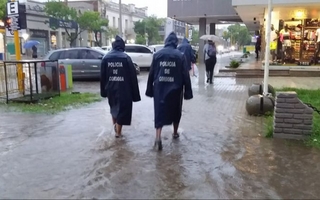 Rescataron a dos niñas que caminaban solas bajo la lluvia: su madre estaba en un recital de la Mona