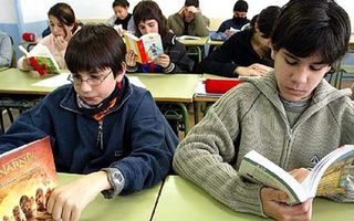 Suecia abandona las pantallas y vuelve a los libros de texto en las escuelas