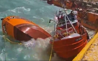Videos: tres barcos se hundieron en Santa Cruz por el violento temporal