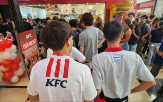 Llegó la cadena de pollo frito KFC a San Juan: largas filas en el debut 