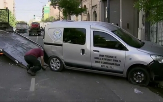 Video: un camión atropelló a una mujer y chocó a varios autos